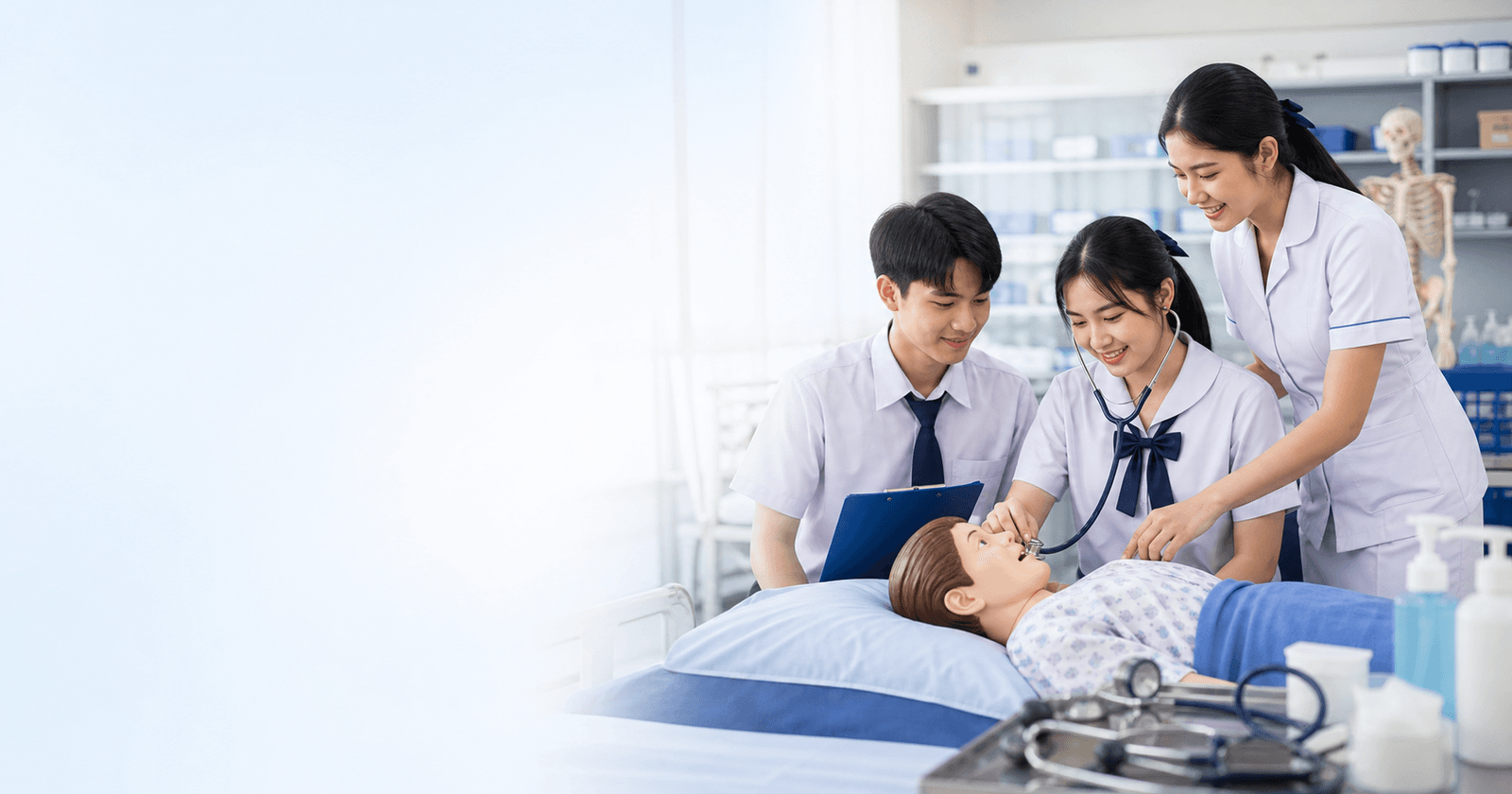 นักเรียนมัธยมฝึกทักษะพยาบาลในห้องปฏิบัติการ สำหรับค่าย BCNN Born To Be Nurse Camp